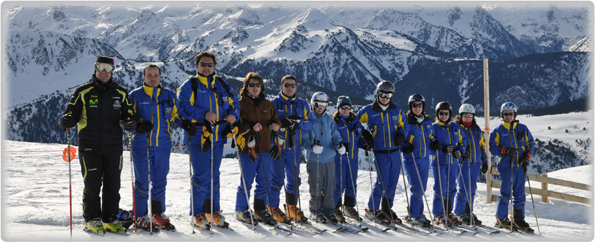 Esquiadores del Pilar Club Ski en la nieve
